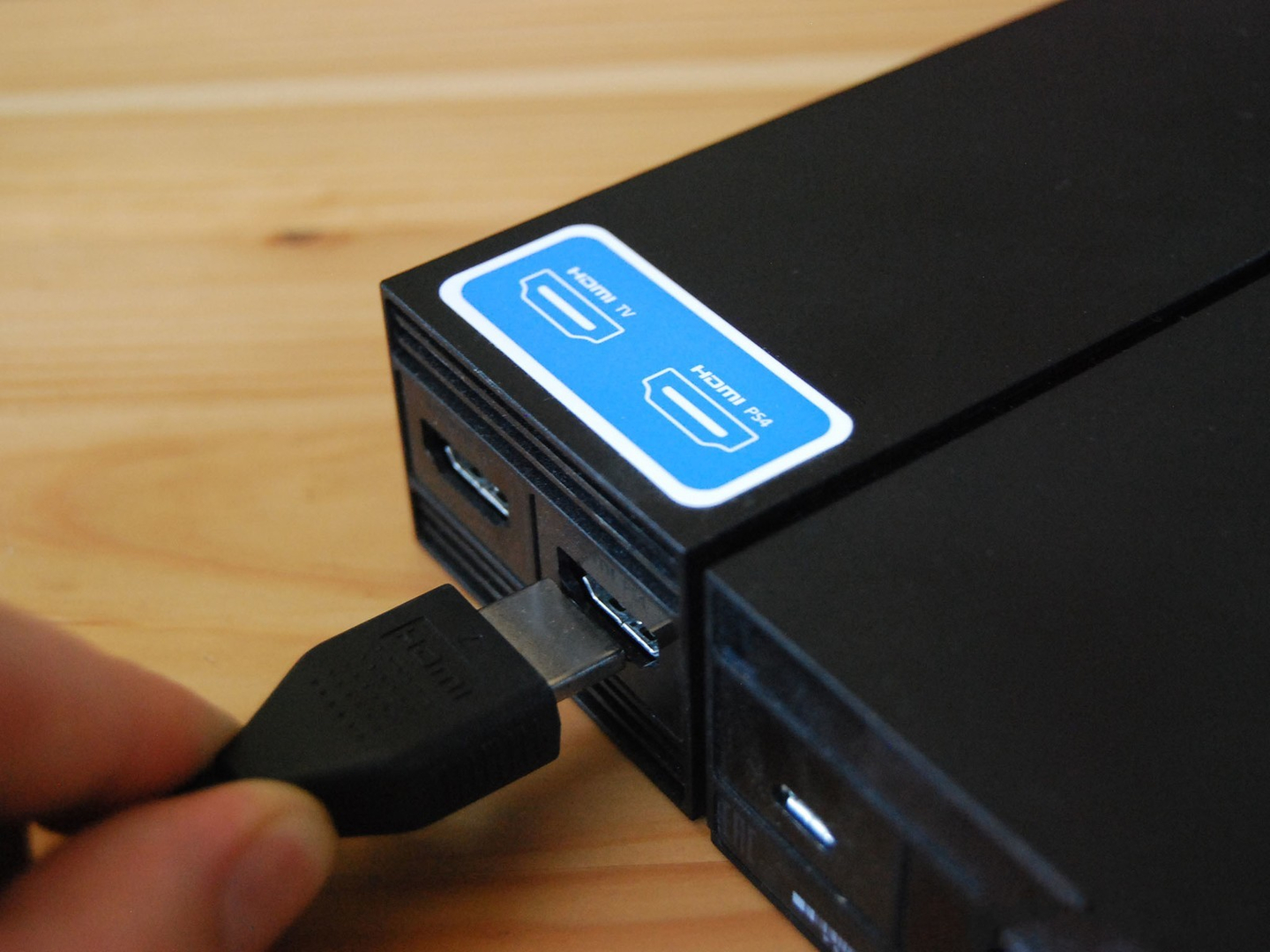 Подключите кабель HDMI к порту PS4 HDMI