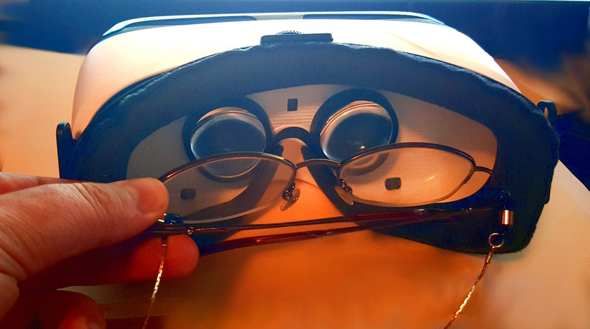 Gear-VR-and-glasses-virtualrift